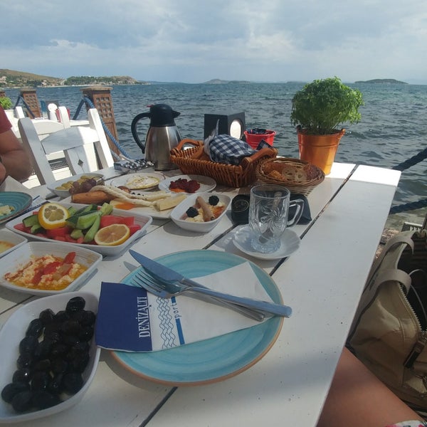 Das Foto wurde bei Denizaltı Cafe &amp; Restaurant von Filiz Ugur Y. am 7/24/2018 aufgenommen