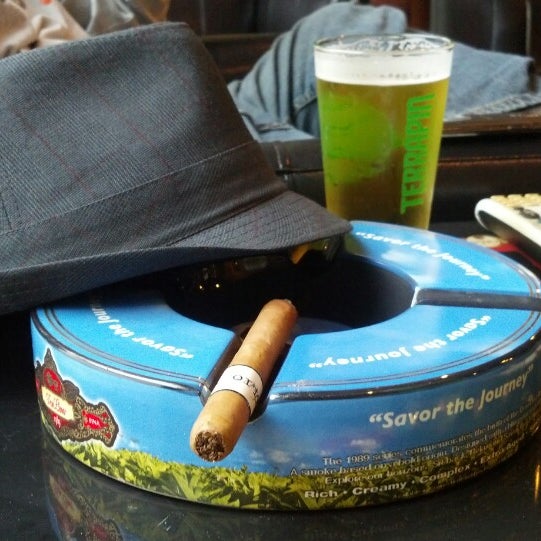 Foto tirada no(a) Crown Cigars and Ales por Riskypsy !. em 3/30/2013