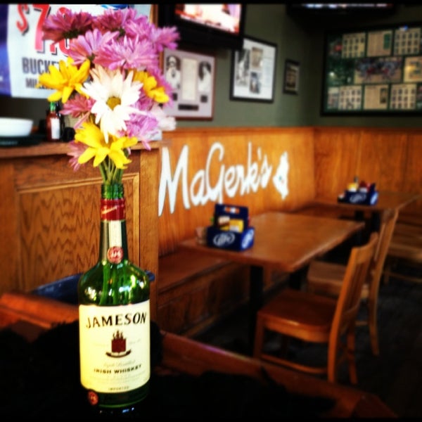 3/9/2013 tarihinde Deanna A.ziyaretçi tarafından MaGerks Pub &amp; Grill'de çekilen fotoğraf