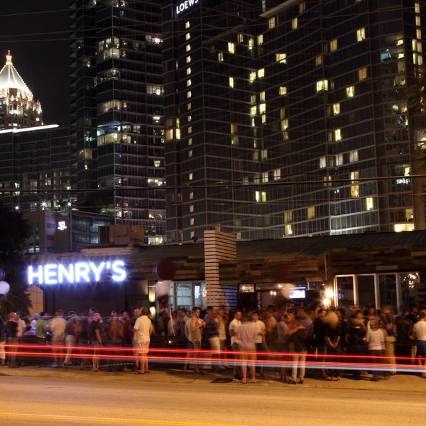 2/2/2015 tarihinde Henry&#39;s Midtown Tavernziyaretçi tarafından Henry&#39;s Midtown Tavern'de çekilen fotoğraf