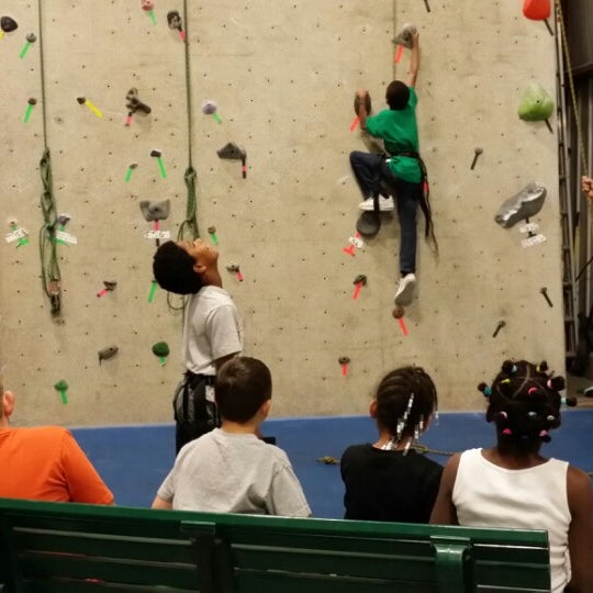 12/6/2013 tarihinde Love Fund for Childrenziyaretçi tarafından Ibex Climbing Gym'de çekilen fotoğraf