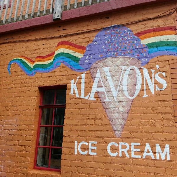Foto diambil di Klavon&#39;s Ice Cream Parlor oleh Diana L. pada 7/21/2013