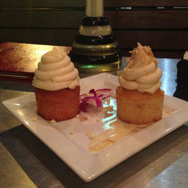 4/10/2013 tarihinde Danika W.ziyaretçi tarafından Crave Dessert Bar'de çekilen fotoğraf