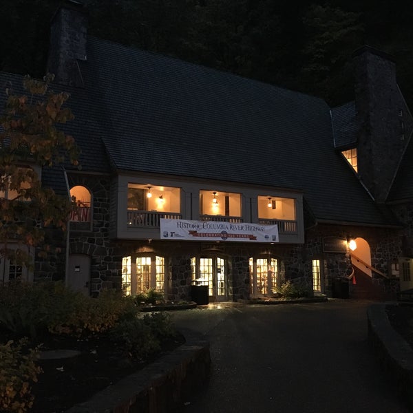 Photo taken at Multnomah Falls Lodge Restaurant by R N. on 10/18/2016