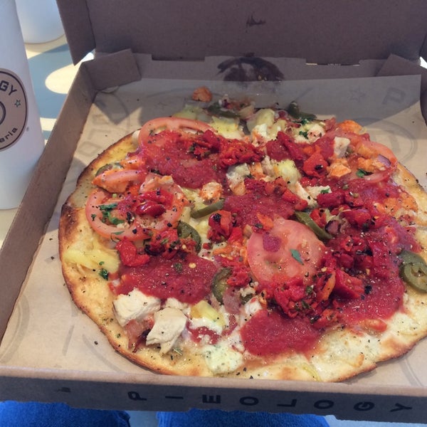 6/23/2014 tarihinde David L.ziyaretçi tarafından Pieology Pizzeria'de çekilen fotoğraf