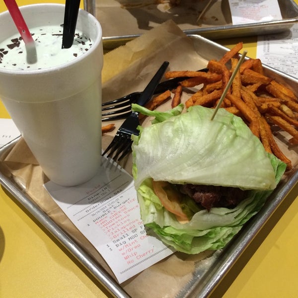 Foto tomada en MOOYAH Burgers, Fries &amp; Shakes  por David L. el 6/18/2014