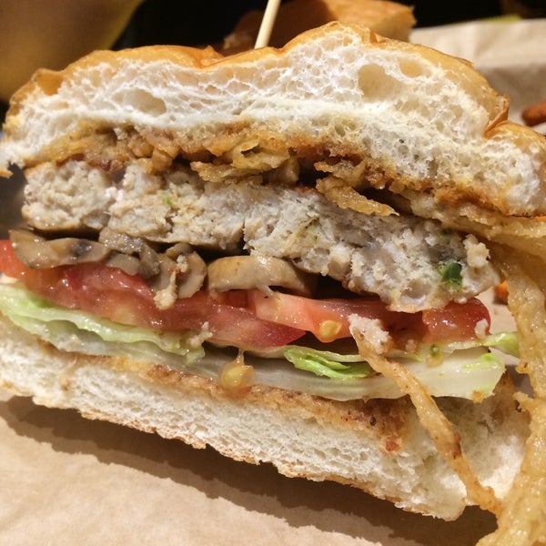 Foto tirada no(a) MOOYAH Burgers, Fries &amp; Shakes por David L. em 4/29/2015