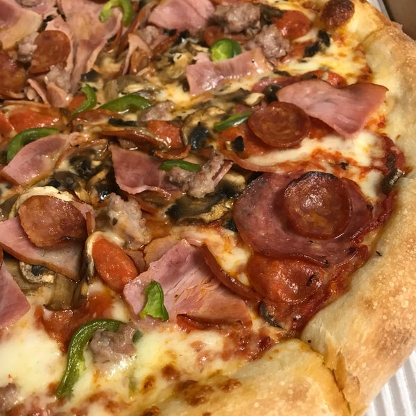Foto tirada no(a) Melo&#39;s Pizza &amp; Pasta por David L. em 4/6/2018