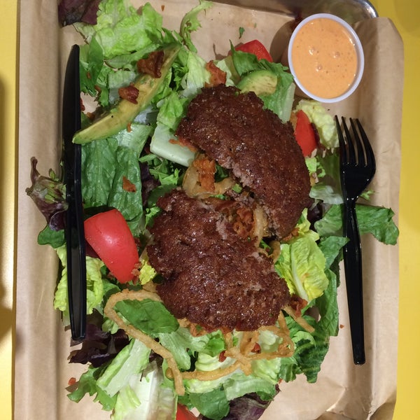 Foto diambil di MOOYAH Burgers, Fries &amp; Shakes oleh David L. pada 5/8/2015