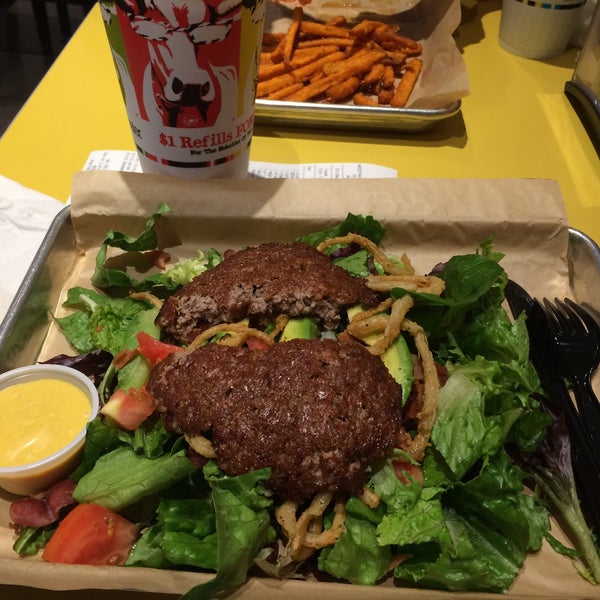 6/23/2015 tarihinde David L.ziyaretçi tarafından MOOYAH Burgers, Fries &amp; Shakes'de çekilen fotoğraf