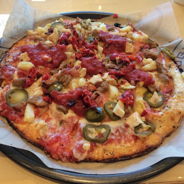 6/24/2014 tarihinde David L.ziyaretçi tarafından Pieology Pizzeria'de çekilen fotoğraf