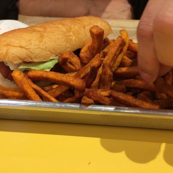 Foto diambil di MOOYAH Burgers, Fries &amp; Shakes oleh David L. pada 4/21/2014