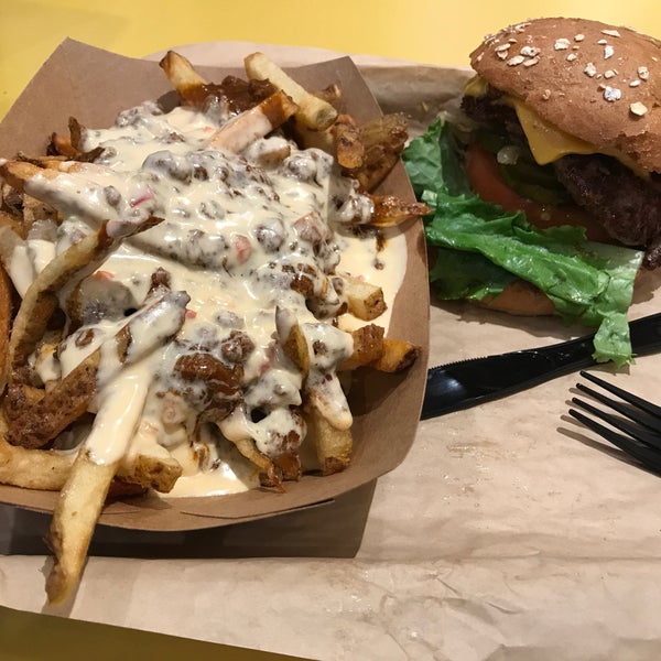 Foto diambil di MOOYAH Burgers, Fries &amp; Shakes oleh David L. pada 4/3/2017