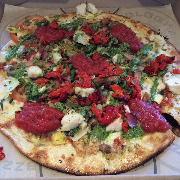 6/26/2014 tarihinde David L.ziyaretçi tarafından Pieology Pizzeria'de çekilen fotoğraf