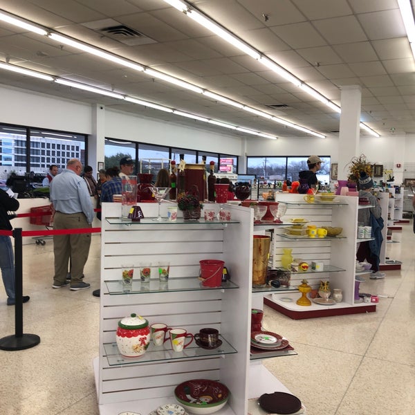Foto tirada no(a) The Salvation Army Family Store &amp; Donation Center por Debra W. em 2/2/2019