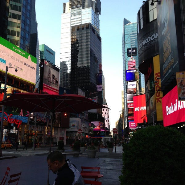 รูปภาพถ่ายที่ Broadway @ Times Square Hotel โดย Debra W. เมื่อ 4/28/2013