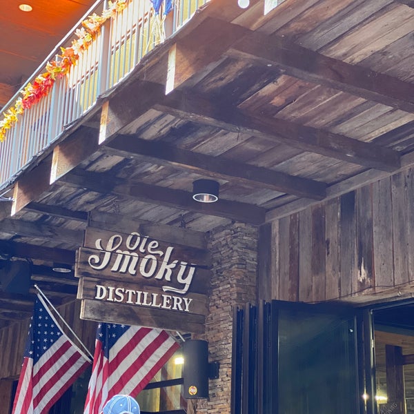 รูปภาพถ่ายที่ Ole Smoky Moonshine Distillery โดย TJ N. เมื่อ 10/6/2020
