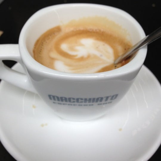Foto tirada no(a) Macchiato Espresso Bar por Shira G. em 5/22/2013