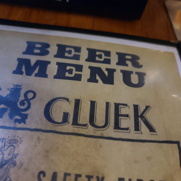 รูปภาพถ่ายที่ Gluek&#39;s Restaurant &amp; Bar โดย Andrew P. เมื่อ 3/10/2022