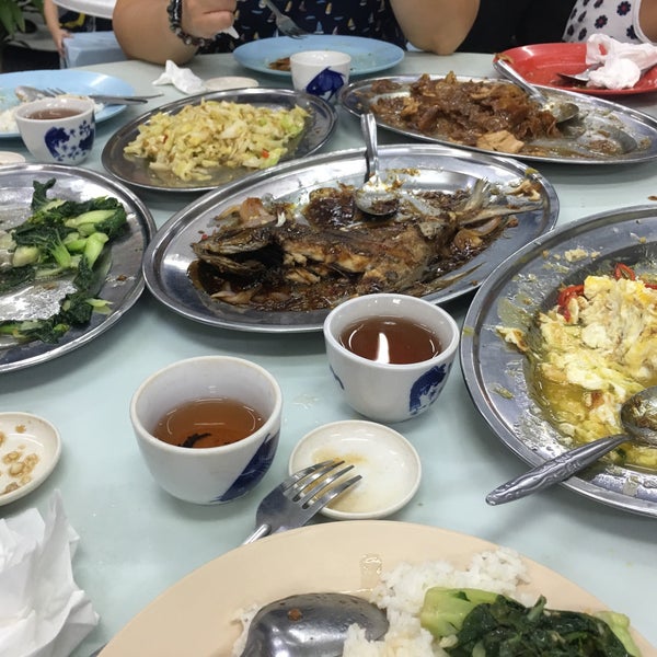 รูปภาพถ่ายที่ Restoran Ping Wah โดย Stewart T. เมื่อ 6/23/2017