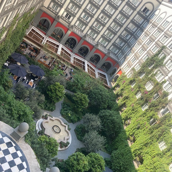 รูปภาพถ่ายที่ Four Seasons Hotel โดย Morgana เมื่อ 5/3/2023