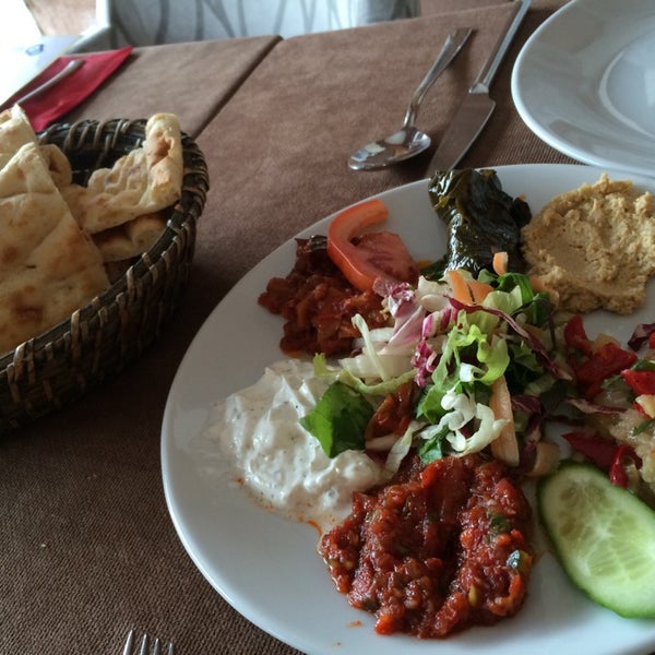 11/29/2014 tarihinde Esther S.ziyaretçi tarafından Bella Mira Ottoman Cuisine'de çekilen fotoğraf