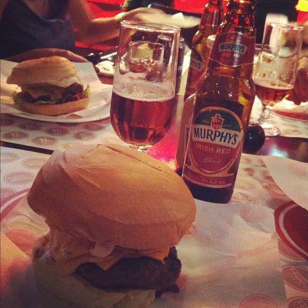 Das Foto wurde bei Barney&#39;s Burger von Leonardo L. am 9/14/2012 aufgenommen
