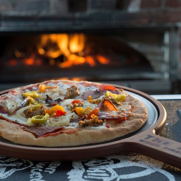 Foto diambil di The Rock Wood Fired Pizza oleh The Rock Wood Fired Pizza pada 2/29/2016