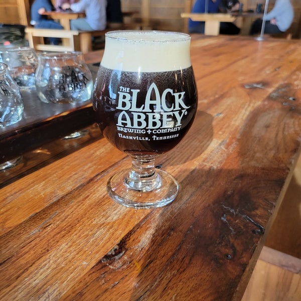 Foto diambil di Black Abbey Brewing Company oleh John L. pada 4/21/2021