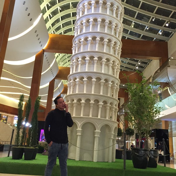 Foto scattata a 360° Mall da Deo P. il 12/16/2015