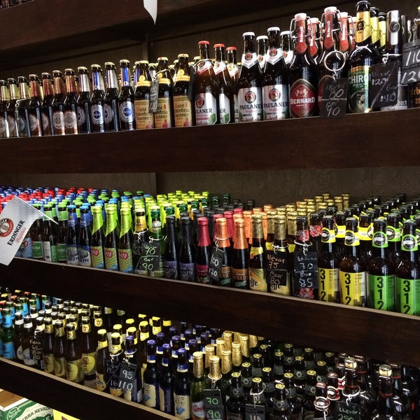 Foto scattata a El Depósito World Beer Store da Tan il 6/4/2015