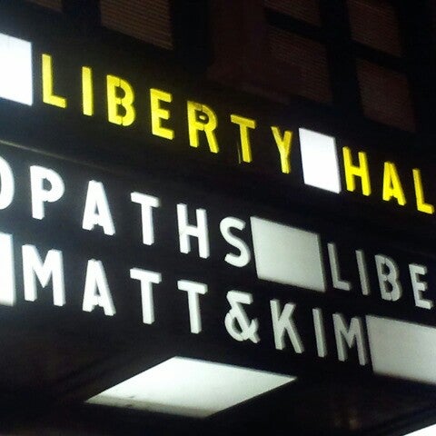 รูปภาพถ่ายที่ Liberty Hall โดย greg b. เมื่อ 11/4/2012