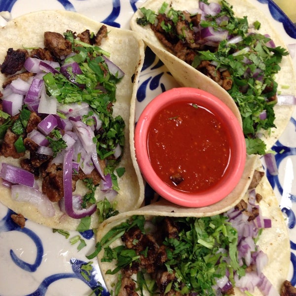 Das Foto wurde bei La Mesa Mexican Restaurant von Margaret S. am 10/21/2014 aufgenommen