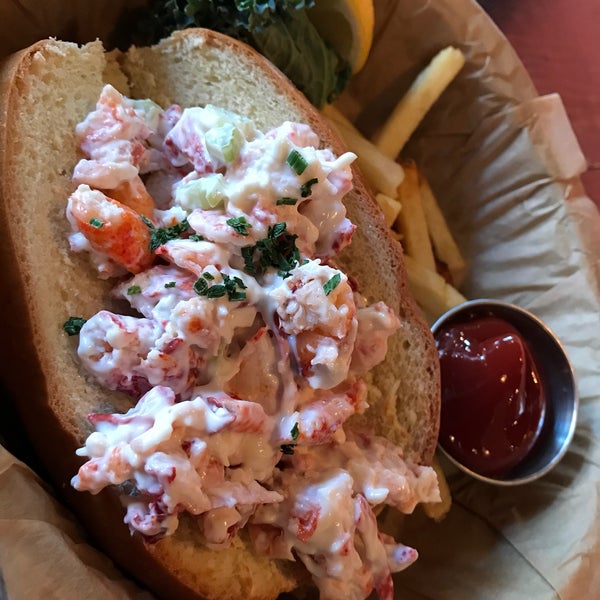 Foto tomada en Plank Seafood Provisions  por Margaret S. el 2/27/2018