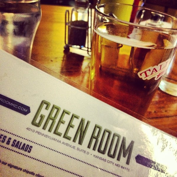 รูปภาพถ่ายที่ Green Room Burgers &amp; Beer โดย Orion K. เมื่อ 9/28/2012