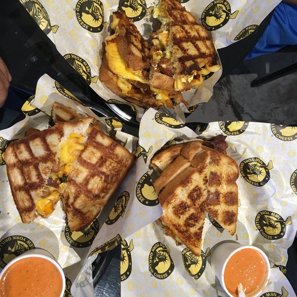 Снимок сделан в New York Grilled Cheese Co. пользователем Jose M. 8/26/2016