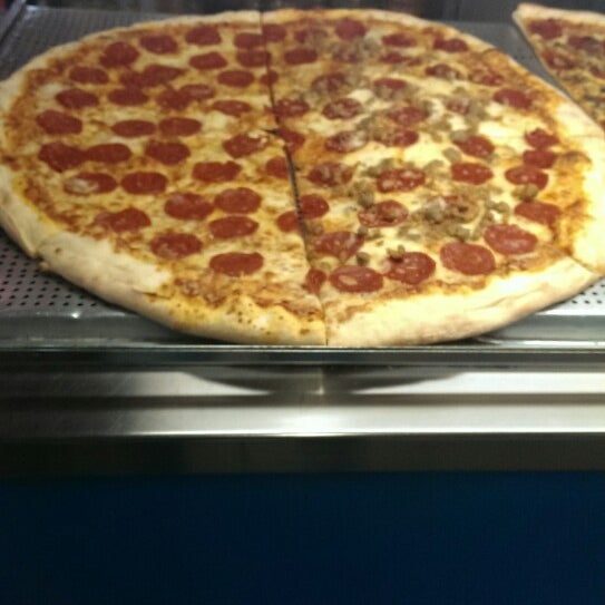 7/26/2014 tarihinde Stef G.ziyaretçi tarafından Big Slice Pizza'de çekilen fotoğraf