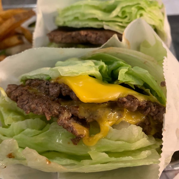 Foto diambil di BurgerFi oleh David R. pada 4/23/2019
