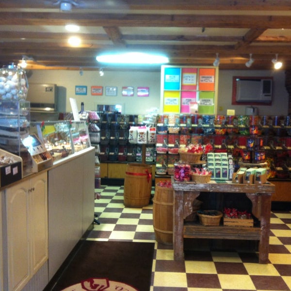 1/10/2014 tarihinde Ashleigh L.ziyaretçi tarafından Old Port Candy Co.'de çekilen fotoğraf