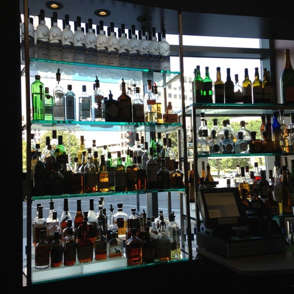 รูปภาพถ่ายที่ CLEAR Bar &amp; Lounge โดย Purple P. เมื่อ 9/3/2013