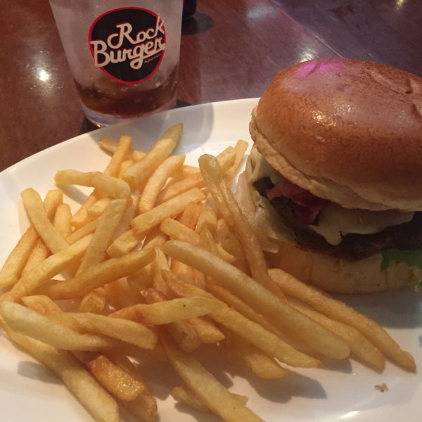 Foto tirada no(a) Rock Burger por Lissa A. em 9/20/2015