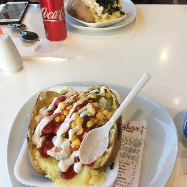Photo taken at Ortaköy Kumpir &amp; Waffle by Feyzanur D. on 4/5/2018