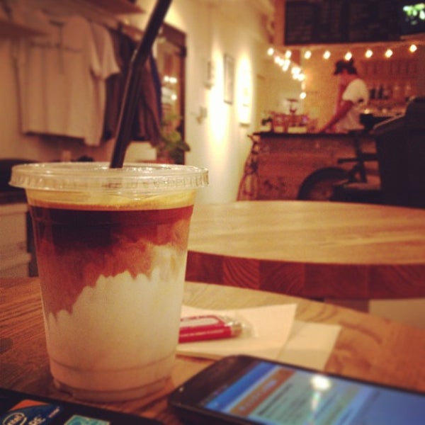Photo taken at MAKERS COFFEE by つか な. on 8/19/2013