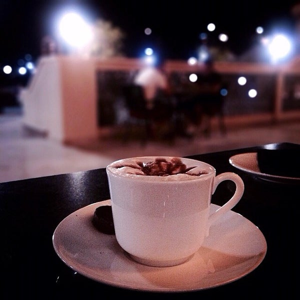 10/12/2013にEssaがEmporio Armani Café- The Pearl Qatarで撮った写真