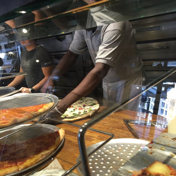 Photo prise au Wiseguy NY Pizza par TonyUmana .. le4/2/2016