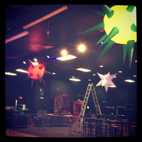 Foto diambil di LiVE! Nite Club and Music Venue oleh 👷 Dr Hoolin 🚑 pada 12/14/2012