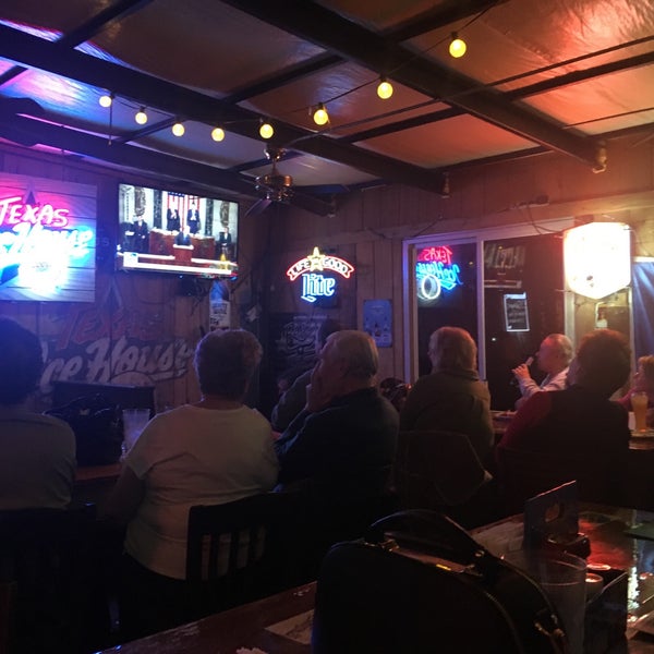 Photo prise au J. Gilligan&#39;s Bar &amp; Grill par Wesley O. le1/31/2018