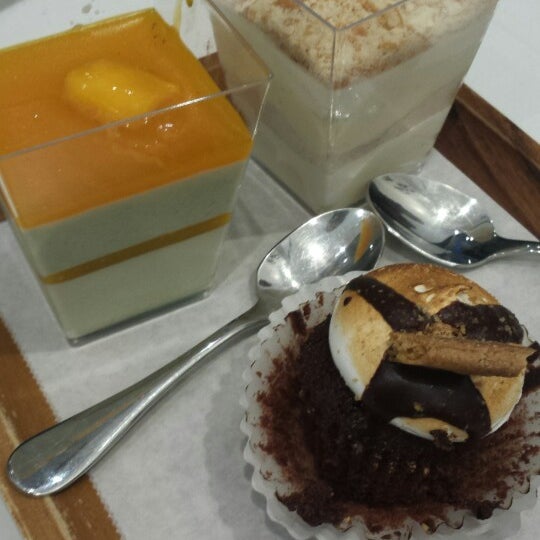 Foto scattata a Sweet Buttons Desserts da Sarah C. il 6/28/2014