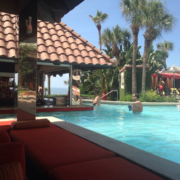 Foto tirada no(a) H2o Pool + Bar at The San Luis Resort por Leslie G. em 7/12/2014