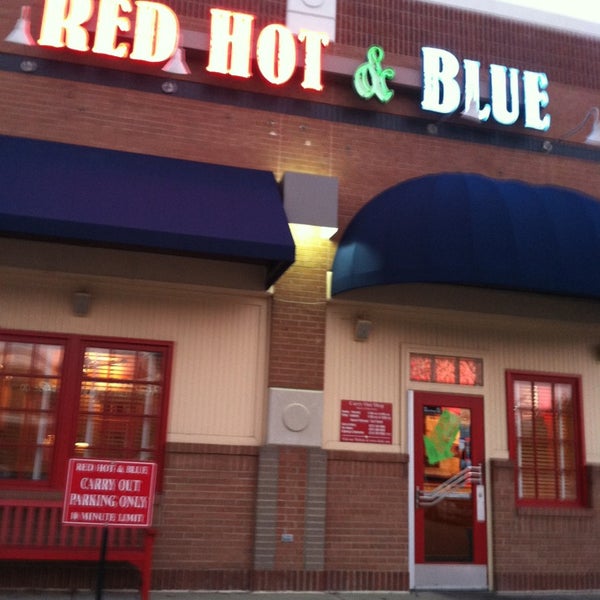 Photo taken at Red Hot &amp; Blue  -  Barbecue, Burgers &amp; Blues by Leslie G. on 1/21/2013